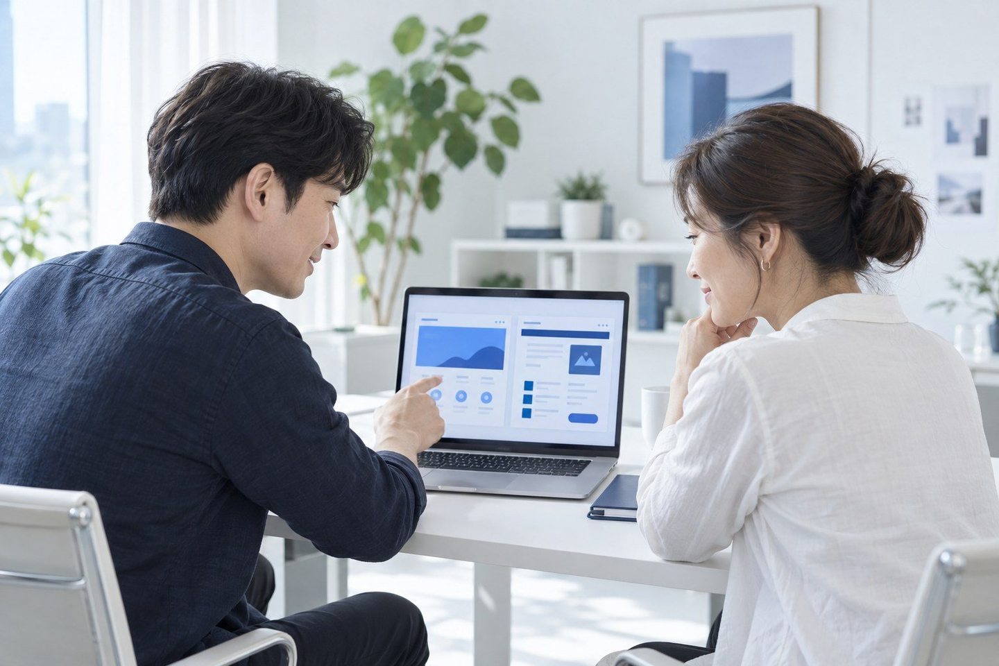 태블릿 화면을 이용해 결제 방법을 안내하는 두 사람 — PG 수수료 기준 결제창결제창, 창 안에서 줄이 다시 나뉩니다. 몰 주소나 계획을 들려주시면 줄마다 견적을 드립니다.